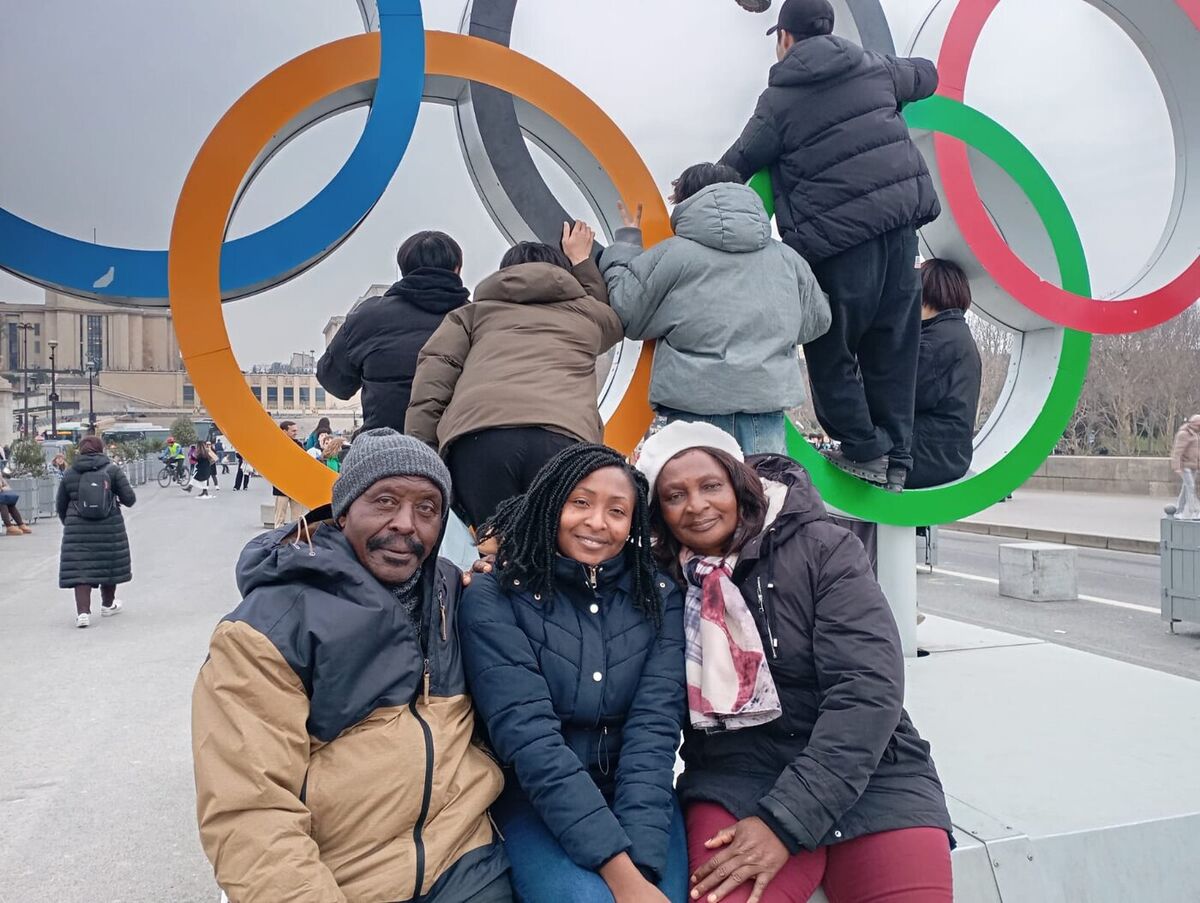 Maman Marie-Claire en famille devant les anneaux olympiques à Paris