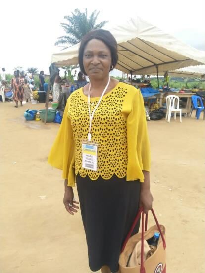 Maman Marie-Claire en tenue jaune